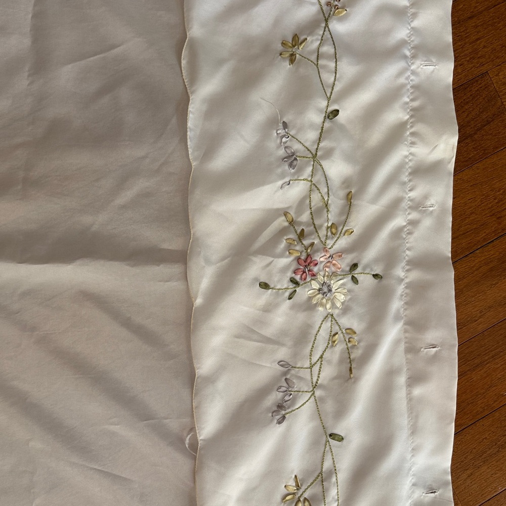 Elegant Floral Embroidered Shower Curtain - Picture 4 of 5